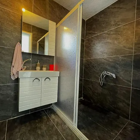 Guendogan Koyu Havuzlu Site Villa