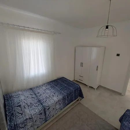 Guendogan Koyu Havuzlu Site Bodrum