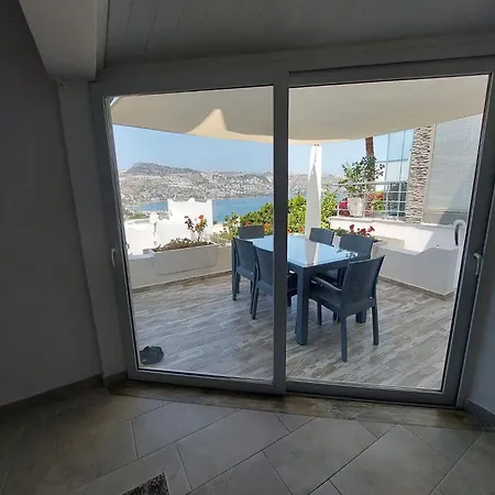 Guendogan Koyu Havuzlu Site Villa