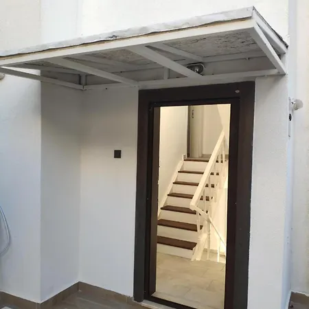 Guendogan Koyu Havuzlu Site Villa