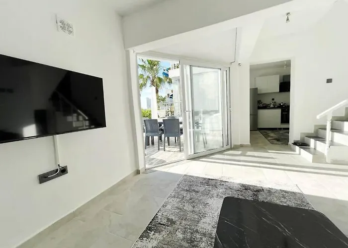 Guendogan Koyu Havuzlu Site Villa *