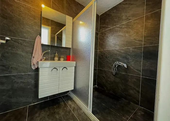 Guendogan Koyu Havuzlu Site Villa